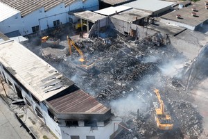 El fuego comenzó en horas de la siesta del jueves 5 de enero, en una distribuidora de la zona norte, en Estanislao Zeballos y Gobernador Freyre. Crédito: Fernando Nicola