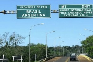 Cruce fronterizo entre Argentina y Brasil en Puerto Iguazú.