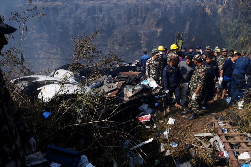 Los equipos de rescate trabajan para recuperar cuerpos de los restos en el lugar del accidente de un avión que transportaba a 72 personas en Pokhara. Créditos: Rohit Giri/ Reuters