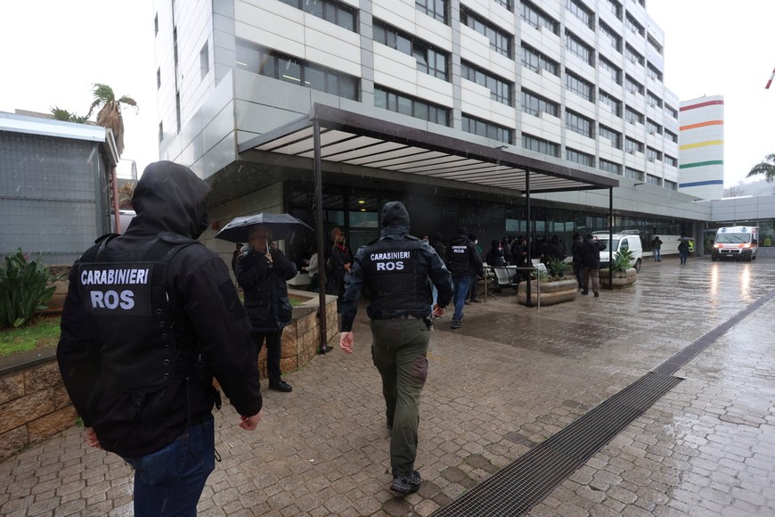Carabinieri Police arrive at the hospital where Italy's most wanted mafia boss Matteo Messina Denaro was arrested in Palermo, Italy, January 16, 2023. Igor Petyx/Handout via REUTERS ATTENTION EDITORS THIS IMAGE HAS BEEN SUPPLIED BY A THIRD PARTY.
