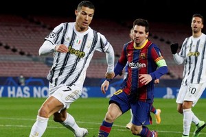 Fotografía del 2020, cuando Messi jugaba para Barcelona y Ronaldo para Juventus y se cruzaron en la Champions League. Crédito: Reuters.
