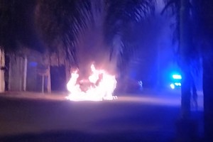 El momento en que el vehículo quedó envuelto en llamas. Crédito: El Litoral.