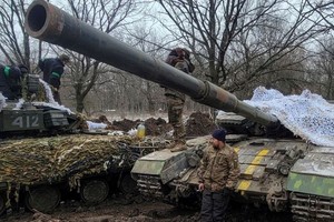 Militares ucranios junto a varios tanques cerca de la ciudad de Bajmut, en la región de Donetsk. Créditos: Stringe/Reuters