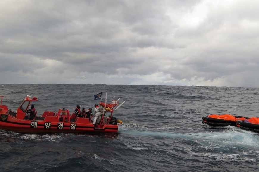 La guardia costera rescató con vida a 13 de los 22 tripulantes.Créditos: Yonhap vía/Reuters