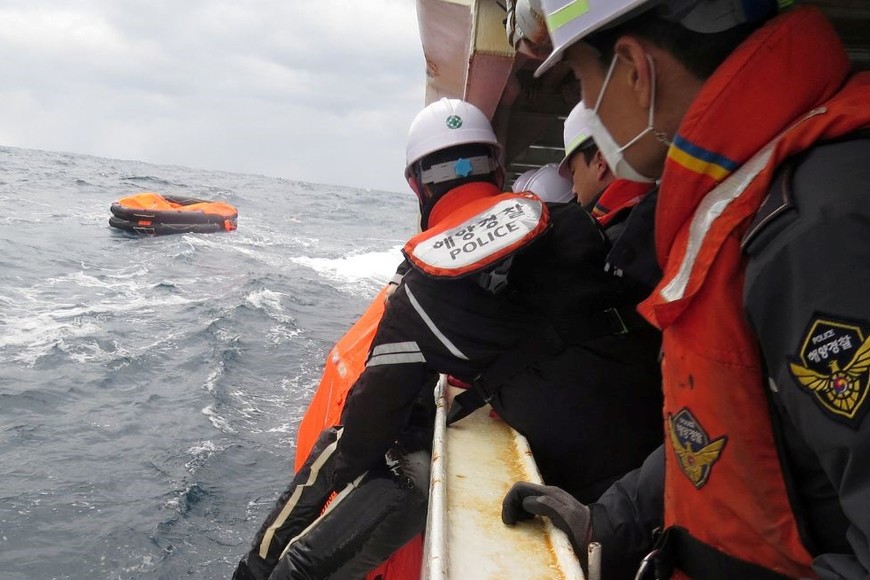 Tres buques privados que navegaban por la zona en el momento del incidente y rescataron a cinco de los tripulantes.Créditos: Yonhap vía/Reuters