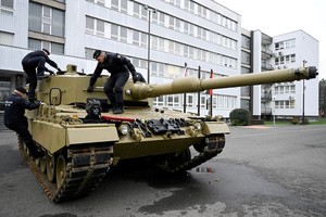 FOTO DE ARCHIVO: Miembros del ejército caminan sobre un tanque, mientras Alemania entrega sus primeros tanques Leopard a Eslovaquia como parte de un acuerdo después de que Eslovaquia donó vehículos de combate a Ucrania, en Bratislava, Eslovaquia. 19 de diciembre, 2022. REUTERS/Radovan Stoklasa/Archivo