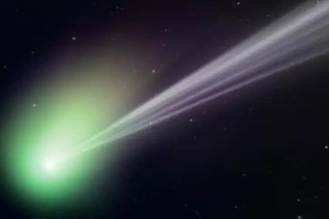 El cometa se ve verde gracias a un proceso fotográfico, pero en realidad es blanquecino, según aseguró el especialista.
