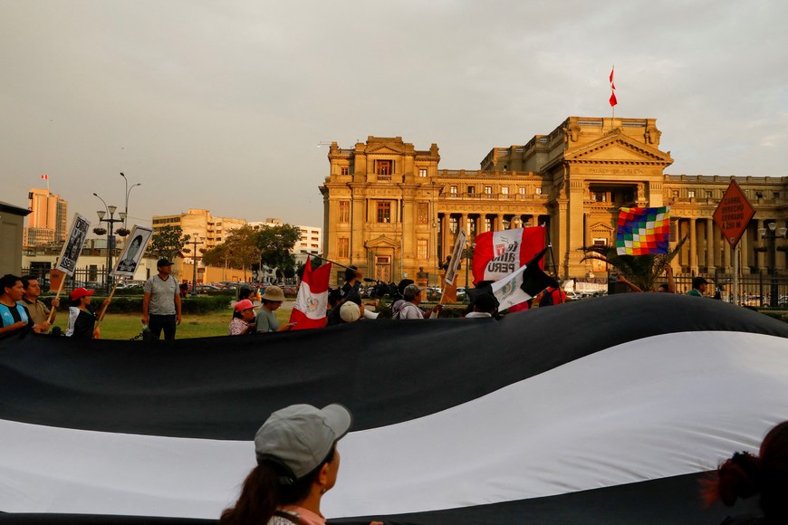 FILE PHOTO: Demonstrators carry a giant black flag as they demand the dissolution of Congress and democratic elections, rejecting Dina Boluarte as Peru's president, after the ouster of leftist President Pedro Castillo, in Lima, Peru January 12, 2023. REUTERS/Alessandro Cinque/File Photo