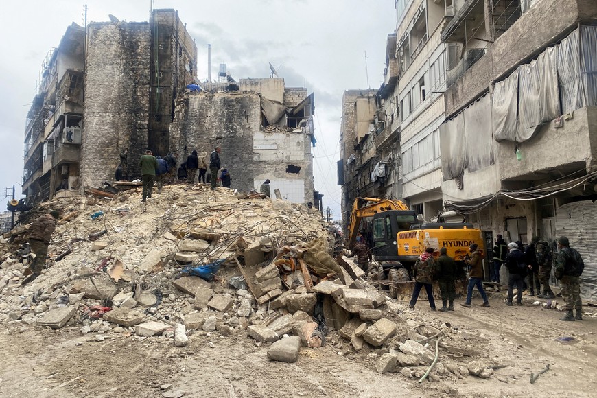 People search for survivors under the rubble, following an earthquake, in Aleppo, Syria February 6, 2023. REUTERS/Firas Makdesi