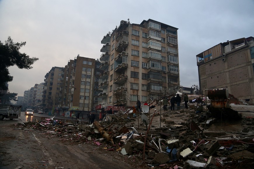 People search for survivors under the rubble after an earthquake in Kahramanmaras, Turkey February 6, 2023. REUTERS/Cagla Gurdogan