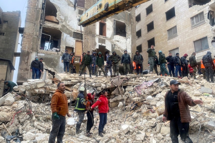 Rescuers search for survivors under the rubble of a collapsed building, following an earthquake, in Hama, Syria February 6, 2023. REUTERS/Firas Makdesi