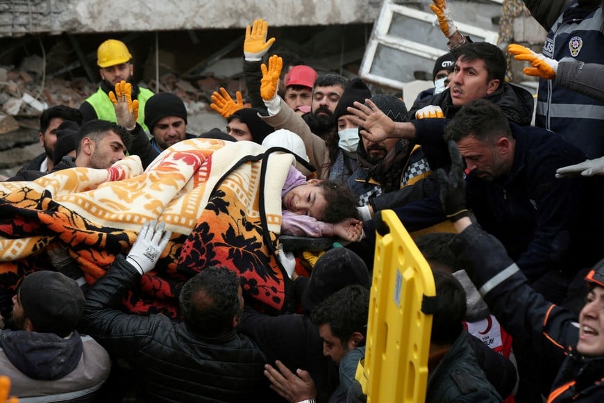 Rescuers carry out a girl from a collapsed building following an earthquake in Diyarbakir, Turkey February 6, 2023. REUTERS/Sertac Kayar TPX IMAGES OF THE DAY