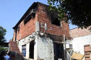Un incendio de proporciones consumió este lunes, en horas de la siesta, una casa de calle Río Gallegos al 4100. Crédito: Mauricio Garín.