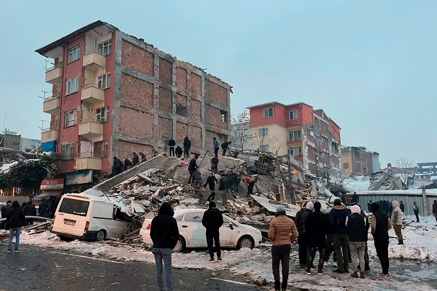 (230206) -- MALATYA, 6 febrero, 2023 (Xinhua) -- Edificios dañados son captados después de los terremotos, en Malatya, Turquía, el 6 de febrero de 2023. Al menos 284 personas murieron y otras 2.323 resultaron heridas después de que dos fuertes terremotos sacudieron Turquía la madrugada del lunes y dañaron más de 1.700 edificios, dijo el vicepresidente turco, Fuat Oktay. (Xinhua/Mustafa Kaya) (rtg) (ah) (ce)