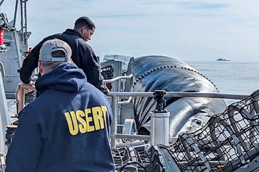 Agentes del FBI procesan residuos del globo chino derribado sobre el océano Atlántico Créditos: Reuters