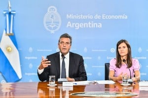 El anuncio fue realizado por el ministro de Economía, Sergio Massa y la directora ejecutiva de ANSES, Fernanda Raverta. Crédito: Prensa Economía