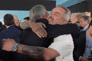 Abrazo entre los hermanos Rossi en la Casa Rosada. Crédito: Twitter
