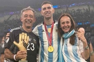 La foto de su vida. Gustavo Goñi junto a su esposa al lado del "Dibu" Martínez y en medio del momento más increíble del fútbol argentino luego de la final en el Mundial de Qatar. Créditos: La Voz de Tres Arroyos
