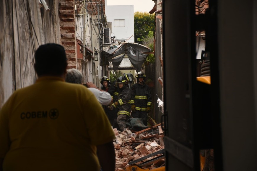 Explosión y derrumbe en barrio Mariano Comas.