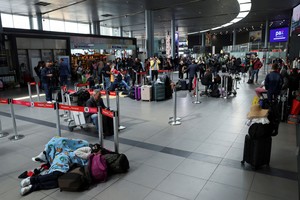 Más de 150 argentinos esperan poder volver al país aunque sea con otra aerolínea. Crédito: Reuters