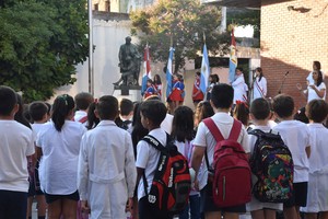 Bajo la mirada del "padre del aula", cientos de niños rindieron homenaje a la bandera en la primaria del complejo Sarmiento. Crédito: Flavio Raina