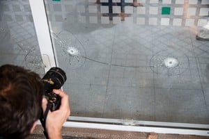 Los orificios de bala que impactaron las ventanas del supermercado propiedad de la familia de la esposa de Messi en Rosario. Crédito: Marcelo Manera