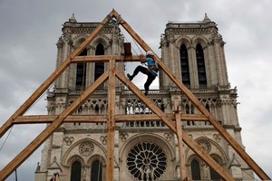 La restauración de Notre-Dame es posible gracias a la colaboración de 340.000 donantes y se calcula que unas 1.000 personas en toda Francia trabajan a diario de forma directa como indirecta para su recuperación.