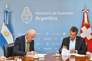El ministro de Economía, Sergio Massa, firmó el acuerdo junto al embajador de Suiza, Hans Ruedi Bortis. 