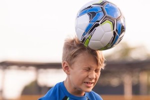 En Inglaterra y Estados Unidos los niños de menos de 12 años no pueden cabecear la pelota