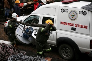 Los equipos de rescate trabajan en el lugar desde el martes por la noche. Crédito: Reuters