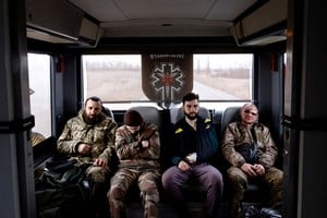 Los soldados ucranianos heridos son evacuados en un autobús convertido, operado por médicos voluntarios desde la línea del frente oriental cerca de Bakhmut. Crédito: Violeta Santos Moura / Reuters