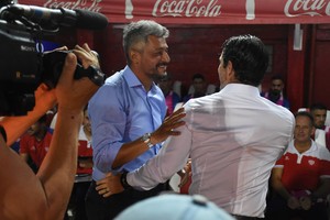 El fraternal saludo entre Gustavo Munúa y Fernando Gago antes del partido del viernes en el 15 de Abril. El técnico de Racing elogió a su par tatengue. Crédito: Pablo Aguirre
