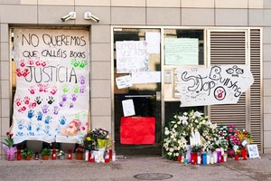 Velas, flores y pancartas en el domicilio de las menores en Sallent (Barcelona).