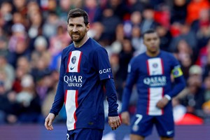 La esporádica conexión entre Lionel Messi y Kylian Mbappé fue insuficiente para darle vida a un equipo desangelado. Crédito: Reuters/Gonzalo Fuentes
