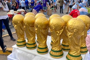 Replicas de la Copa del Mundo, un accesorio infaltable en este partido. 