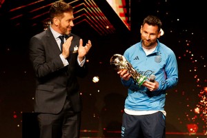 Lionel Messi con la réplica de la Copa del Mundo. Crédito: Reuters/Cesar Olmedo