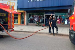 Dos dotaciones de bomberos trabajaban en el lugar. Crédito: Mauricio Garín