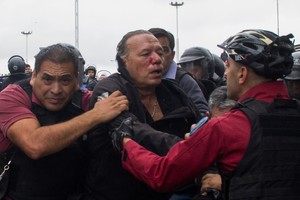 Sergio Berni fue golpeado en una protesta de colectiveros. 
