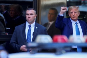 El republicano salió de la Trump Tower con el puño en alto, y desde allí se dirigió a la oficina de la fiscal general Letitia James. Crédito: Reuters