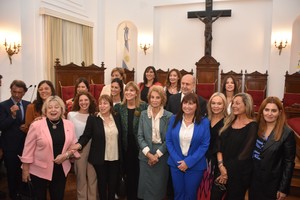 Varias de las mujeres presentes en la jura de autoridades del MPA y la Defensa al fin del año rodeando a Perotti. Crédito: Flavio Raina.