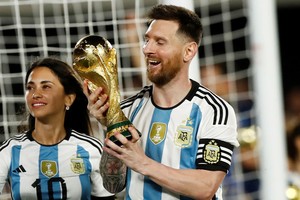 El trofeo que la Selección Argentina alzó en Qatar visitará Santa Fe. Crédito: Reuters