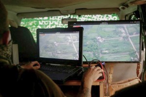 Un militar ucraniano opera un dispositivo aéreo no tripulado de reconocimiento sobre las afueras de la ciudad de Bajmut.
