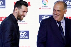 Javier Tebas junto a Lionel Messi.