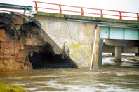 Agencia Santo Tomé. CON ALFILERES. El estribo oeste del puente que cruza el río Salado en la autopista Santa Fe-Rosario quedó prácticamente sin sustento por la erosión del agua.