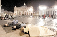 Algunos fieles se quedaron a dormir en la Plaza San Pedro anoche. Foto: AGENCIA EFE. 