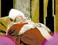 El cuerpo de Juan Pablo II se encuentra desde esta mañana expuesto en El Vaticano. Se espera la llegada de decenas de miles de personas durante los próximos días. Foto: AGENCIA AFP.. 