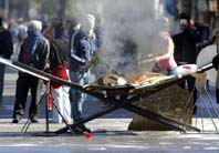 Los manifestantes bloquearon calles durante la protesta contra el presidente Ricardo Lagos. Foto: AFP.. 