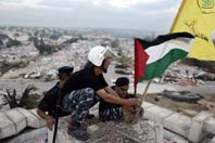 La bandera palestina, verde, blanca, negra y roja, flamea nuevamente desde hoy en los territorios ocupados hasta ayer por Israel. Foto: AGENCIA AFP. 
