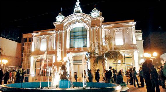 En 2012, el Teatro Municipal se consolidó como un espacio activo de producción escénica: en él se realizaron 473 propuestas culturales de las que participaron 73.024 personas. Pasaron por la sala Marechal 60 obras santafesinas.