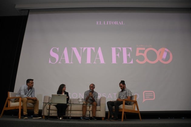 En el primer bloque participaron Laura Cornaglia, investigadora del Conicet; Iván Sorba, investigador del Grupo Cetram de la UTN; y Marcelo Avendaño, representante del Cecovi-UTN. El moderador fue el periodista Nicolás Loyarte.  Crédito: Flavio Raina